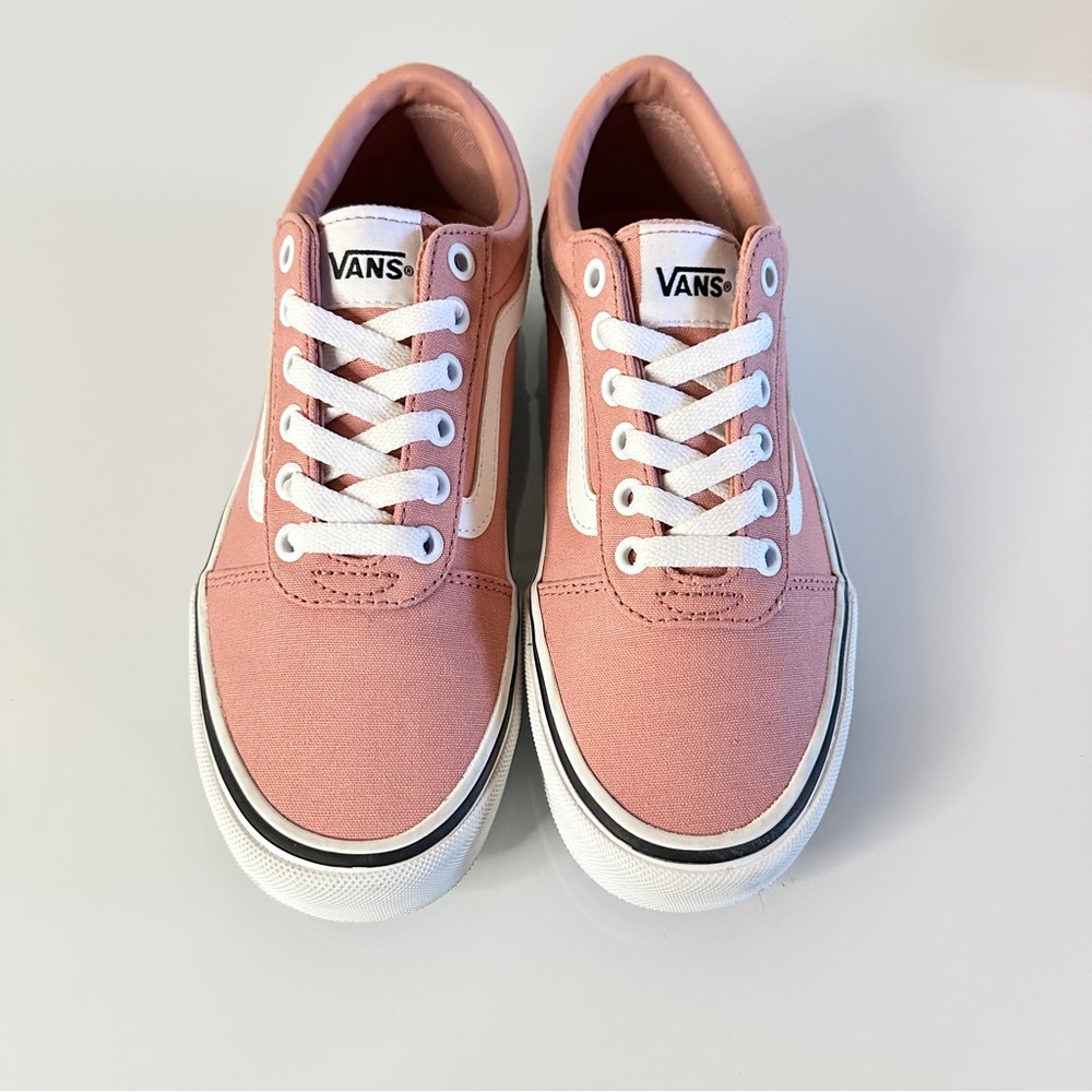 Van’s Ward Women’s Canvas Skater Sneaker 7.5 Rose
